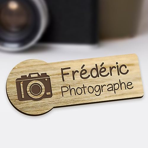 Hidoo Creations - Badge en bois personnalisé thème photographe, animation, prénom et métier, nom et profession, dj, aimant ou épingle