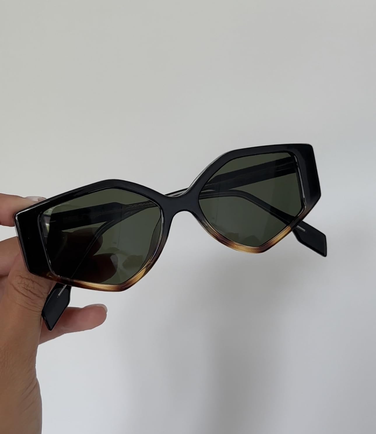 OWN THE TREND Trendy Sunglasses for Women - Sunglasses Womens with UV protection - Vintage Retro Oval Y2K Fashion Sun Glasses