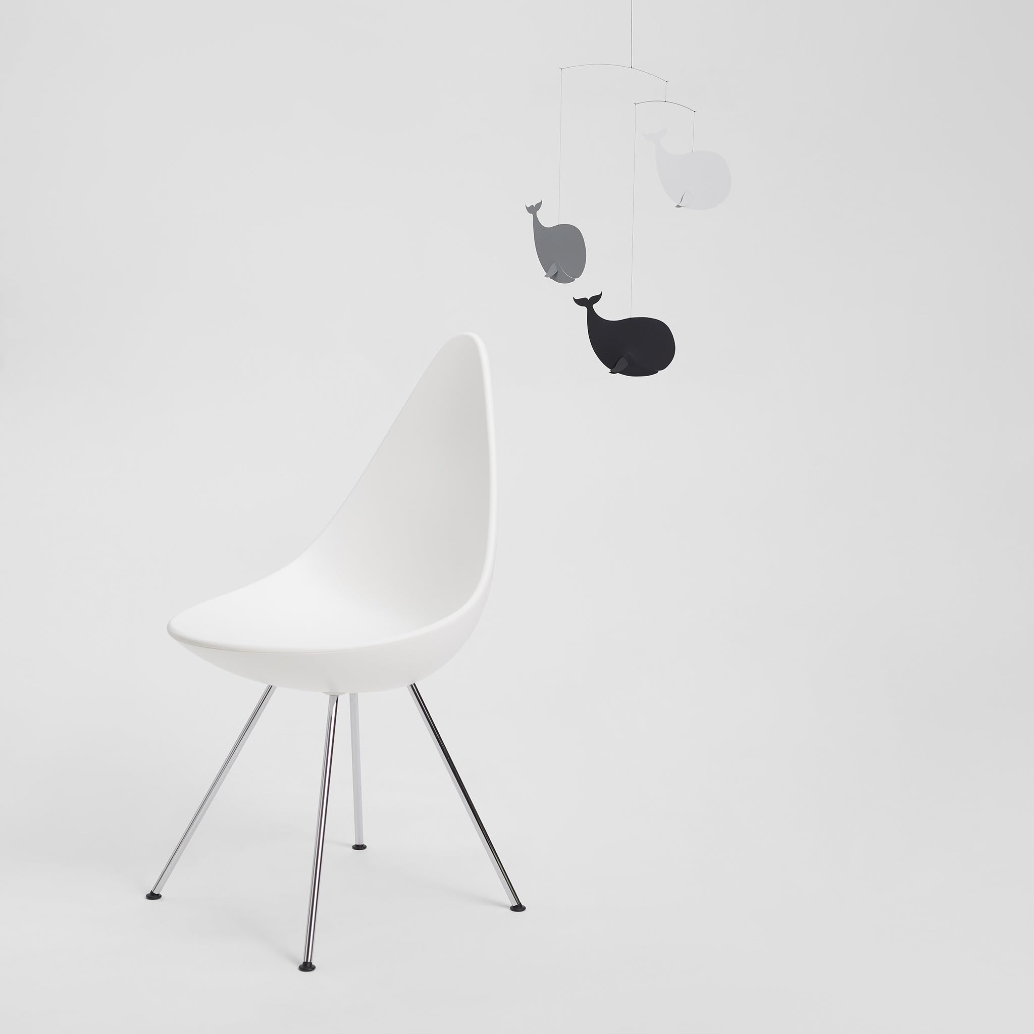 Mobile Wale (grau) von Flensted Mobiles.