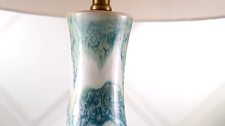 Lámpara de mesa cerámica con base dorada y pantalla blanca miniatura 7