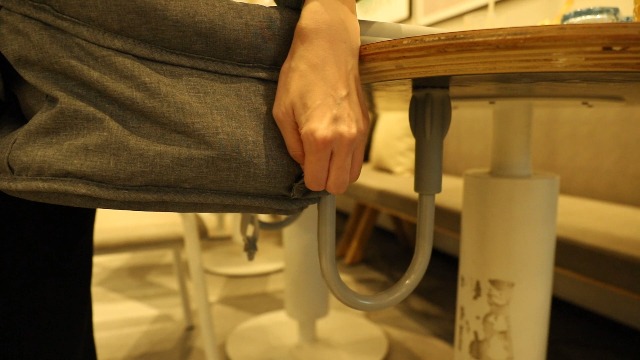 Orzbow Aanhaken Tafelstoel Babyzitje, Draagbare Chair Haak Op Stoel met Verwijderbaar Dienblad, 5-Punts Veiligheidsharnas en Schouderriem Vulling Matten, Stabiele Clip Op Babyzitje, Blauw
