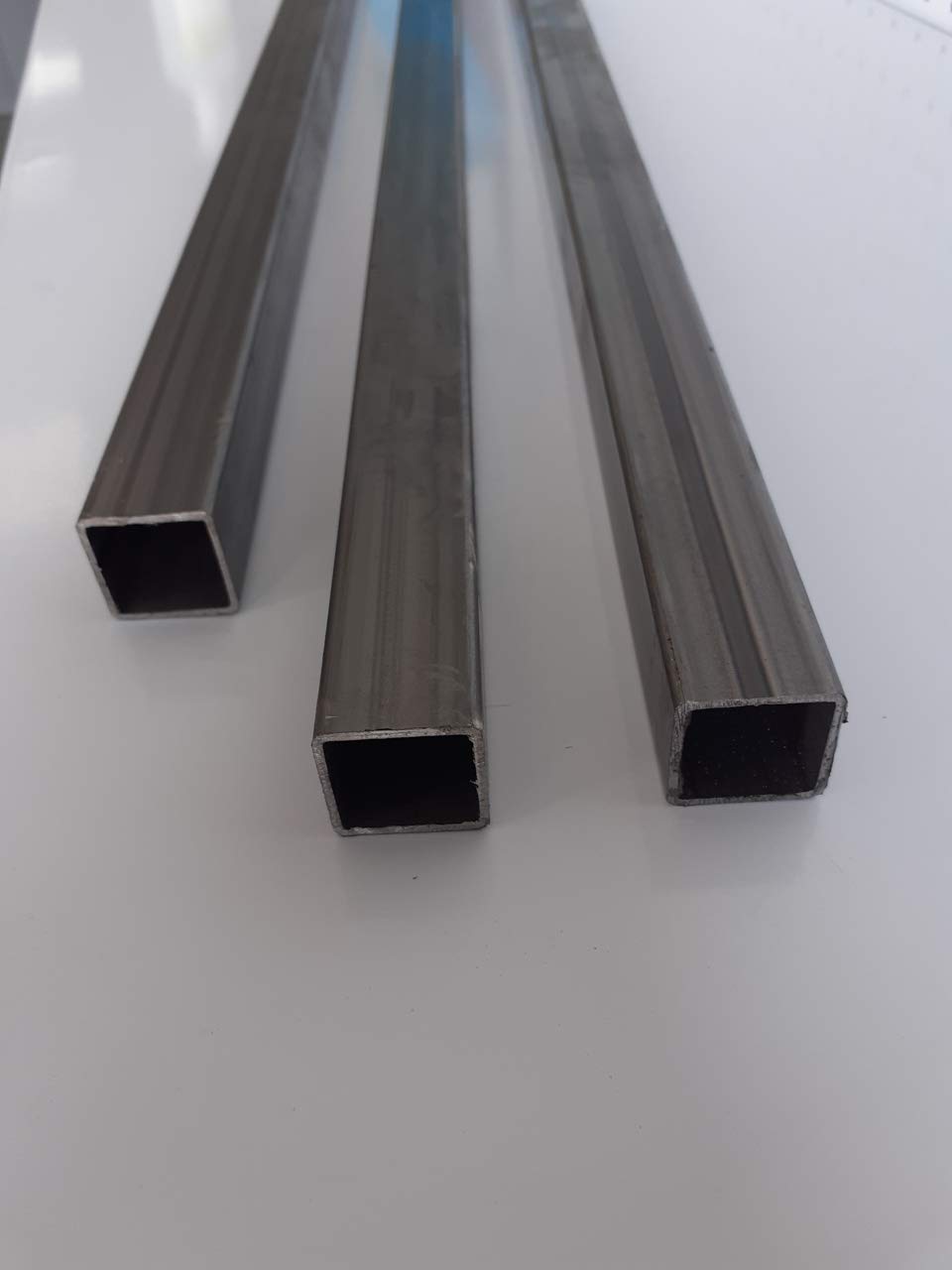 Tubo de hierro cuadrado espesor 1,5mm (30mm x 30mm LARGO 2000mm)