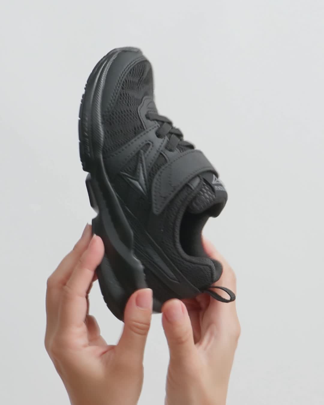 Amazon | [シュンソク] スニーカー キッズ 男の子 女の子 白 黒 通学靴