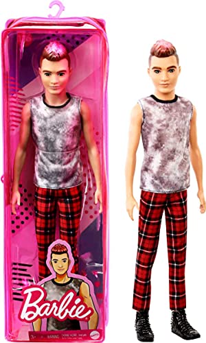 Barbie GVY29 - Ken Fashionistas Puppe mit Pinkem Haar, ärmellosem Batikoberteil, roter Karohose und schwarzen Stiefeln…