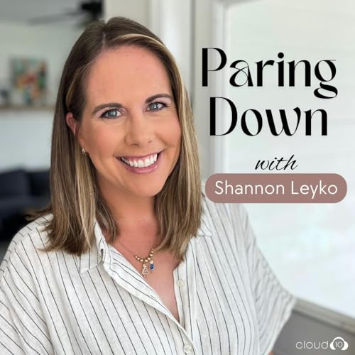 Couverture de Paring Down: Realistic minimalism, decluttering, & intentional living