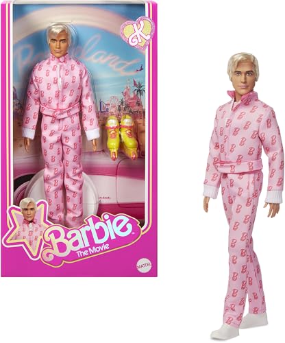 Barbie The Movie Ryan Gosling como Ken Muñeco Coleccionable con un Mono Rosa con Estampado de “B”, Zapatillas Blancas y Patines Multicolores, JCP80