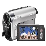 DV de conexión (I. Link) permite la edición de vídeo a un PC conectado. streaming USB gracias a la videocámara puede utilizarse como webcam. super SteadyShot proporciona para una mayor estabilidad de imagen y el sensor CCD para una alta calidad de imagen.