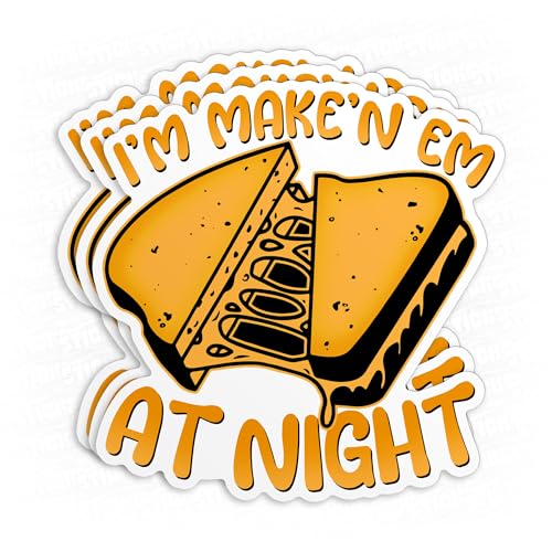 Calcomanía divertida con texto en inglés 'I'm Make'n Em at Night' (3 piezas) con cita de queso a la parrilla de 2 pulgadas, calcomanía de vinilo impermeable para laptop, botellas de agua, teléfono,