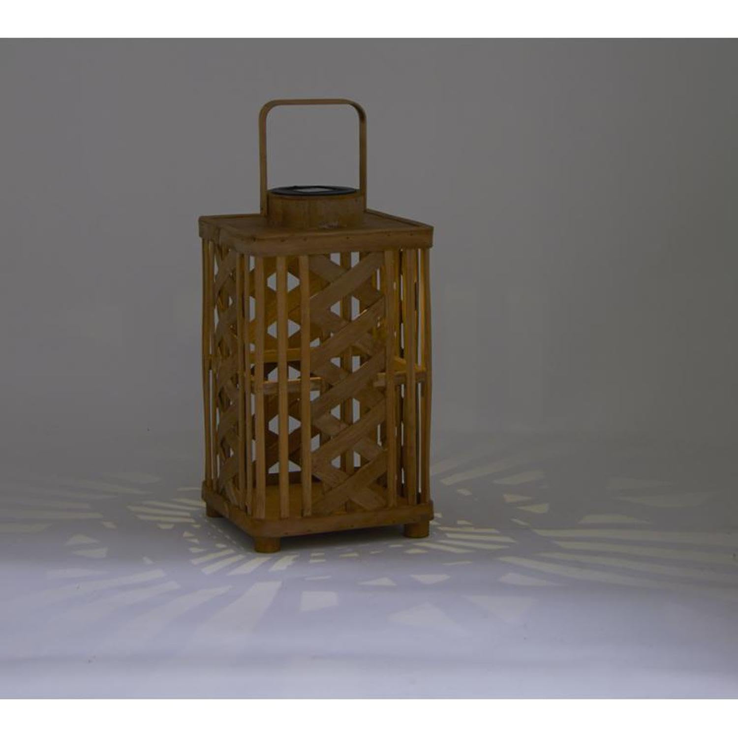 AUBRY GASPARD - Lanterne Bois Sapin Naturel - Structure Ajourée Bambou - Système Solaire Rechargeable - Anse Mobile - 19.5x19.5xH33 cm - Hauteur Anse 45 cm - Livré Monté - Poids 1 kg