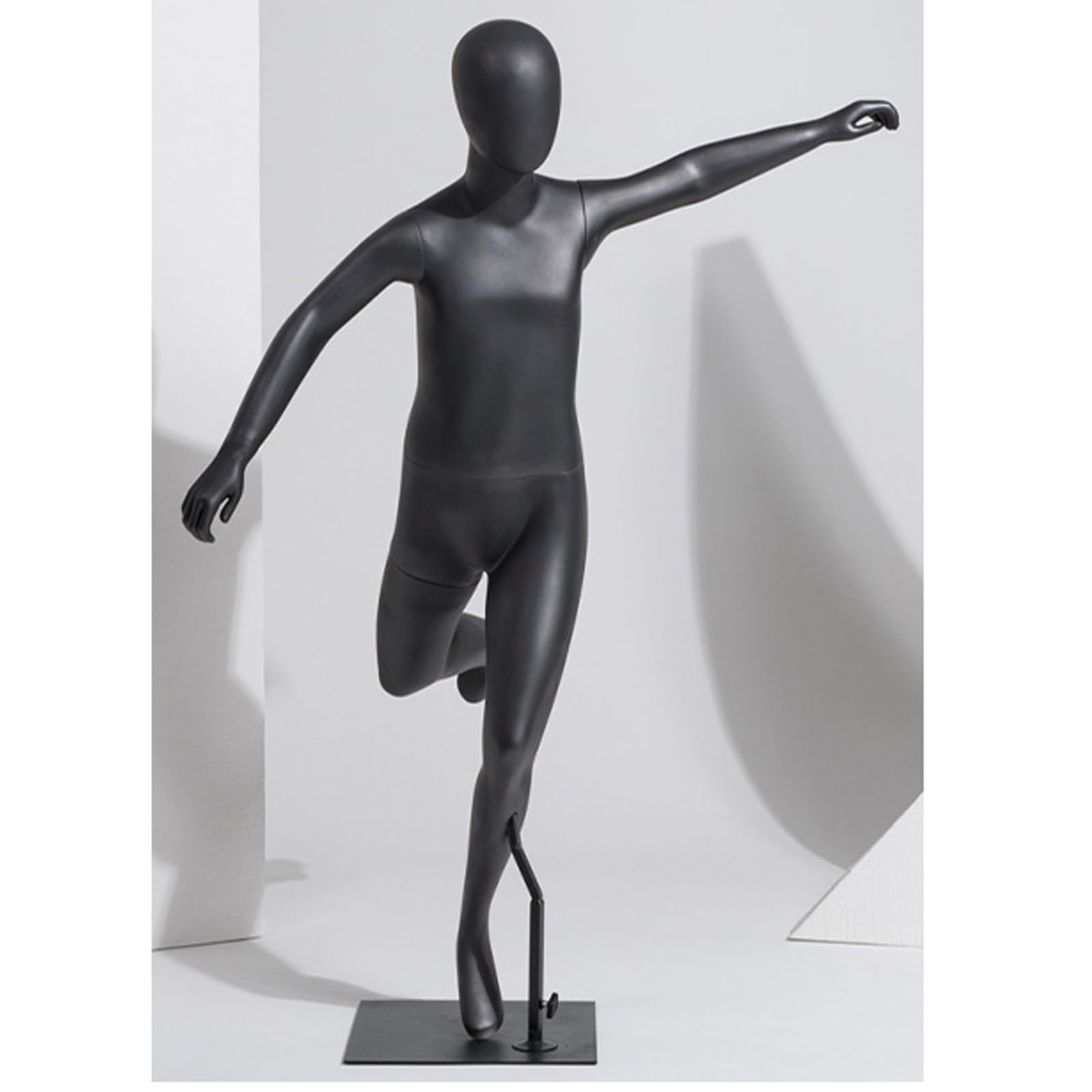 Maniquí infantil desmontable para recrear escenas de juego y moda en escaparates