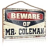 ハンギングドアサインプラーク Beware of Mr. Coleman 木製サイン 皮肉なサイン フォールフロントドア装飾(サイズ:23X35CM)