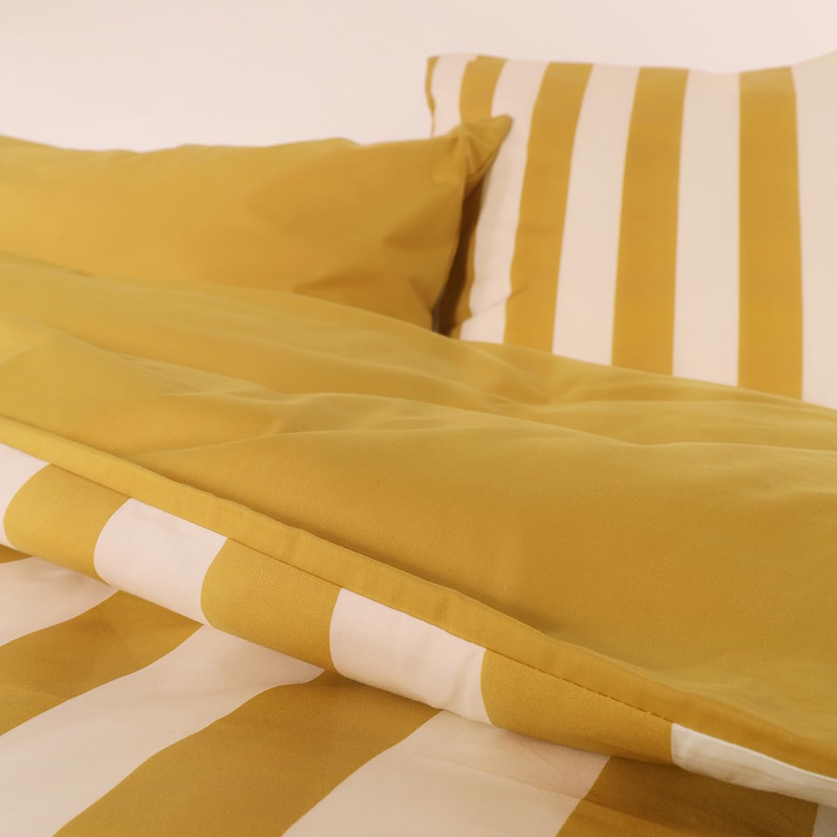a demain - Parure de lit imprimée en Percale de Coton Bio, taies carrées, LA Large Rayure - 240 x 220 cm - Jaune Ocre - Percale de Coton Bio - 80 Fils/cm² - Entretien Facile