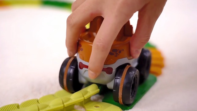 おもちゃ まげて！のばして！くっつけて！くねくねチューブメカシリーズ