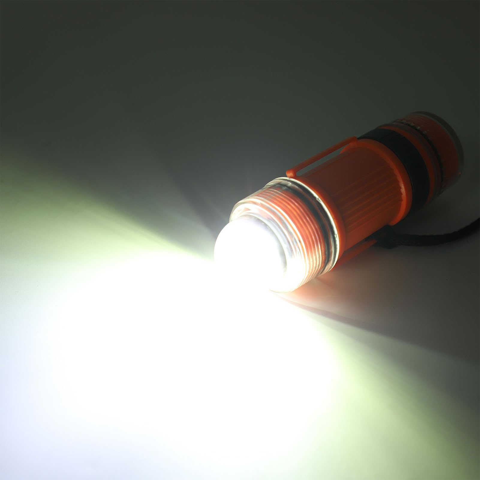 Dive Strobe Light High Brightness LED zasilana bateriami latarka sygnałowa do podwodnej przygody, tworzywo ABS, 150 g, 60 m, 3 x baterie AA (pomarańczowa)