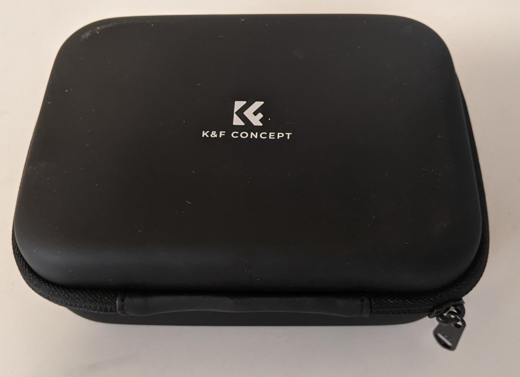 Bra, stadigt fodral som skyddar dina tillhörigheter.