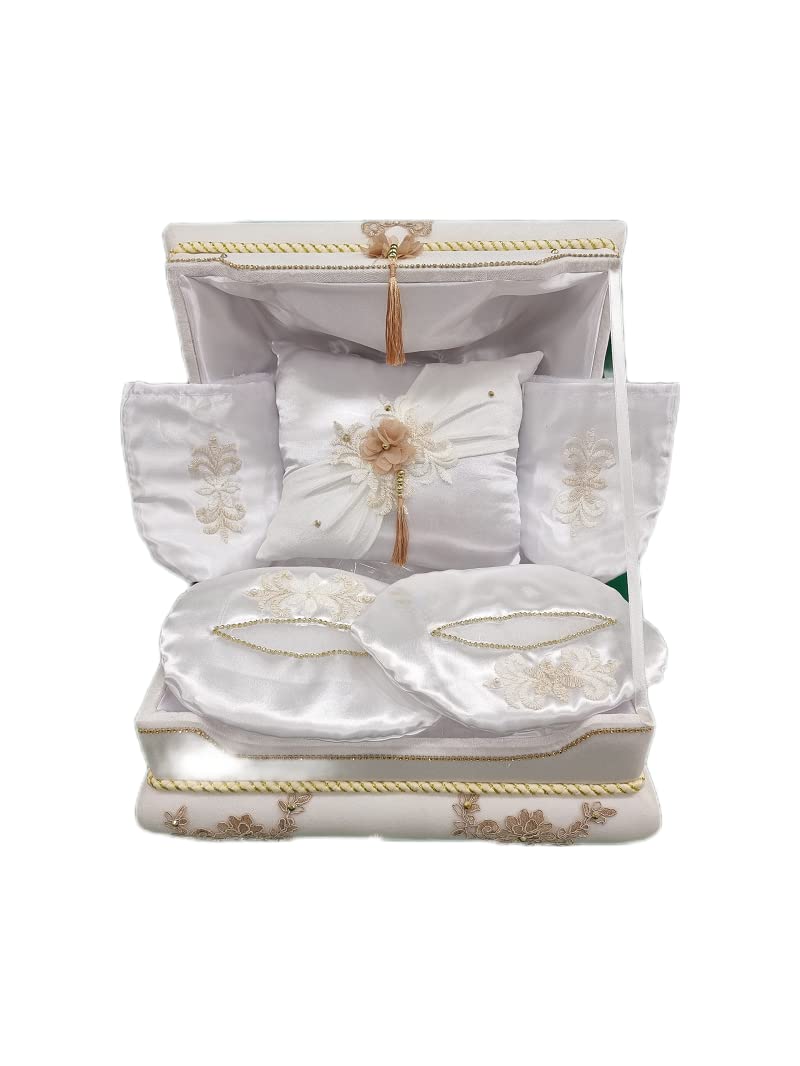 Dounia Mariage Coffret henné Luxe Motif Dore Coffret henné Luxe Motif Dore Le Coffret est composé : Un Coffret Un Coussin 1 Paire de Gants, 1 Paire de Chaussons, 1 Sachet henné, 2 Bougies 1 tajin
