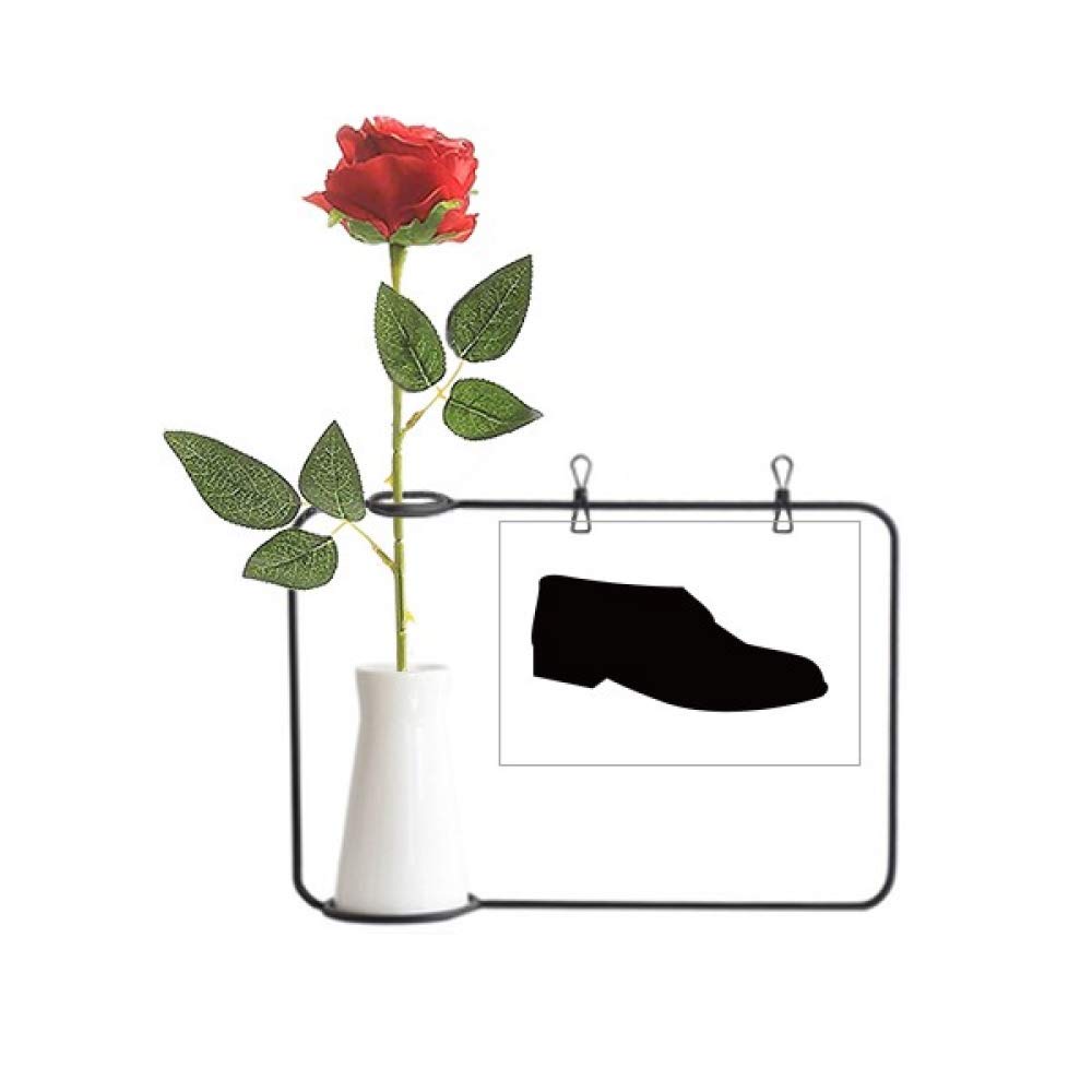 Chaussures en cuir noir contre l'inconfort et vase rose pour déco facile