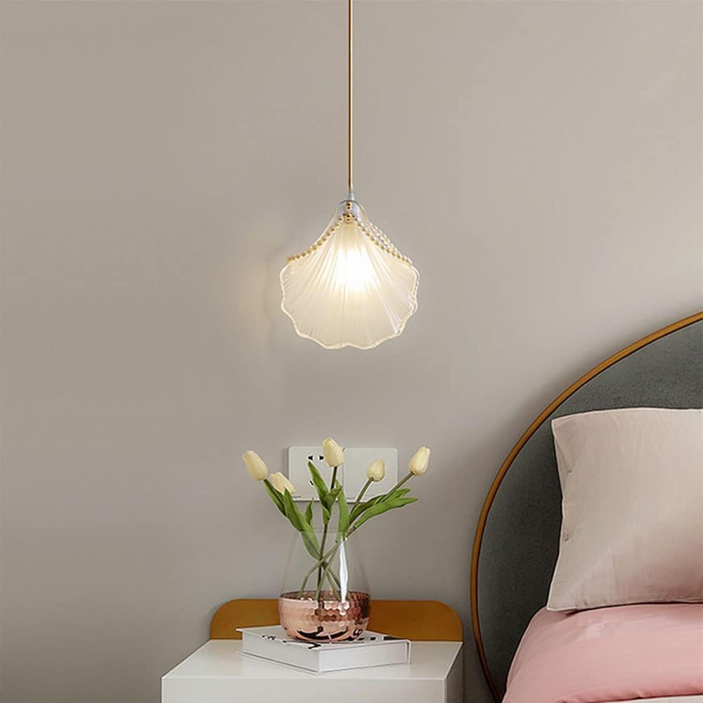 Lámpara de techo minimalista para crear un salón cálido y relajante