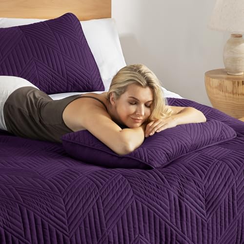 Exclusivo Mezcla California King Quilt Bedding Set, Lightweight Deep Purple Oversized King Bedspreads Soft Modern Geometric Coverlet Set for All Seasons (1 Quilt and 2 Pillow Shams)