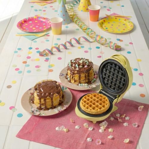 Foto von Bestron Mini-Waffeleisen für klassische Waffeln, kleiner Waffelmaker mit Antihaftbeschichtung, für Kindergeburtstage, Familienfeiern, Ostern oder Weihnachten, Retro Design, 550 Watt, Farbe: Gelb