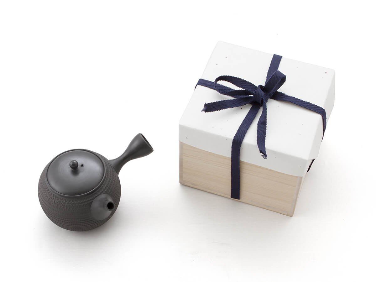 japanische Tee-Kanne Tokoname TOBIKANNA KURO in Geschenk-Box. Schwarz, handmade auf der Töpfer-Scheibe. Unglasiert, integriertes Keramik-Sieb