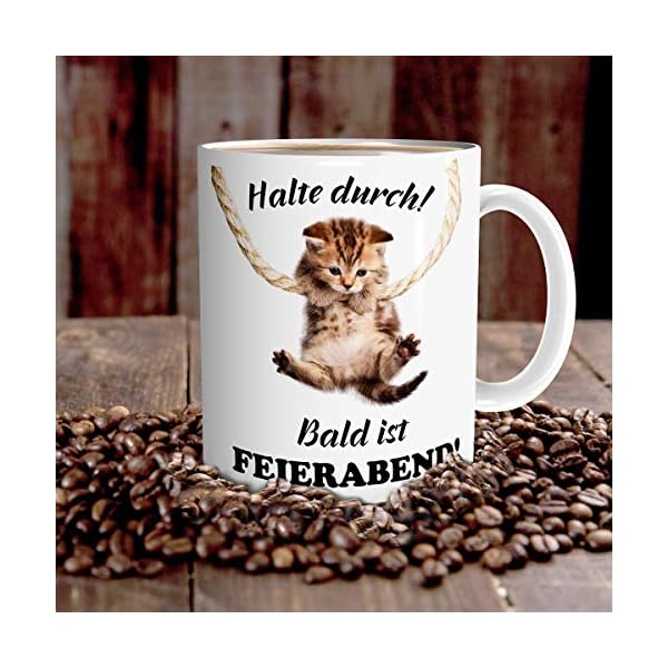 Taza con inscripción en alemán "Bald ist Feierabend", taza con diseño de gastos con inscripción en alemán "Halte durch! Bald ist Feierabend" para café, té, leche, cacao, taza de gastos, taza de café, taza de té, taza para oficina - Imagen 4