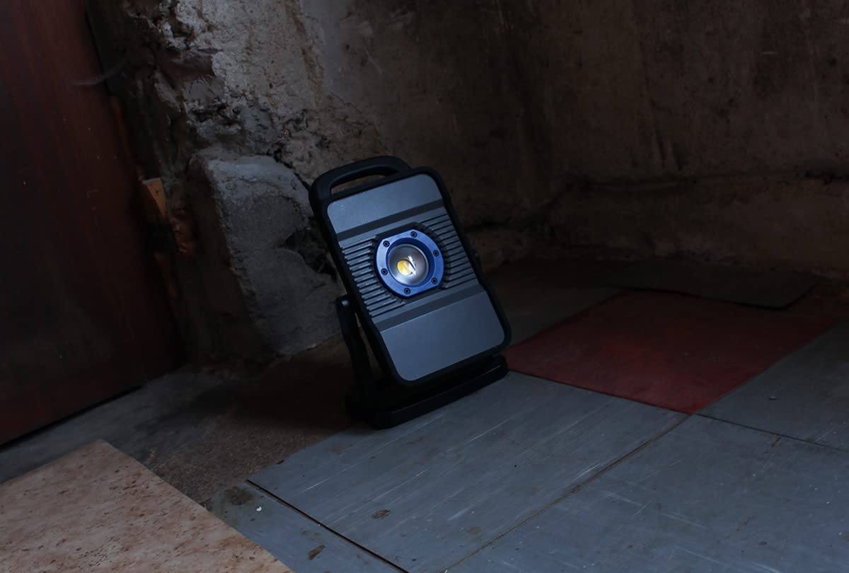 as - Schwabe Acculine 46451 Multi A2 - Foco móvil para baterías de diferentes fabricantes, 20 W y marco plegable, para iluminación exterior, duración máxima: 40 h a 18 V/12 Ah, IP54, color gris