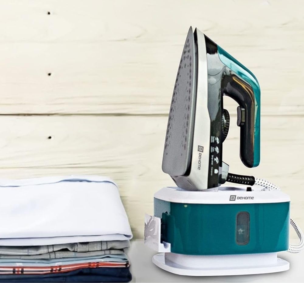 BEHOME Ferro da Stiro con Caldaia a Vapore Continuo e Piastra in Ceramica 2250W Capacità 1,5L | Filtro Anticalcare Incluso Base Avvolgicavo Colore Grigio Scuro, Bianco e Ottanio