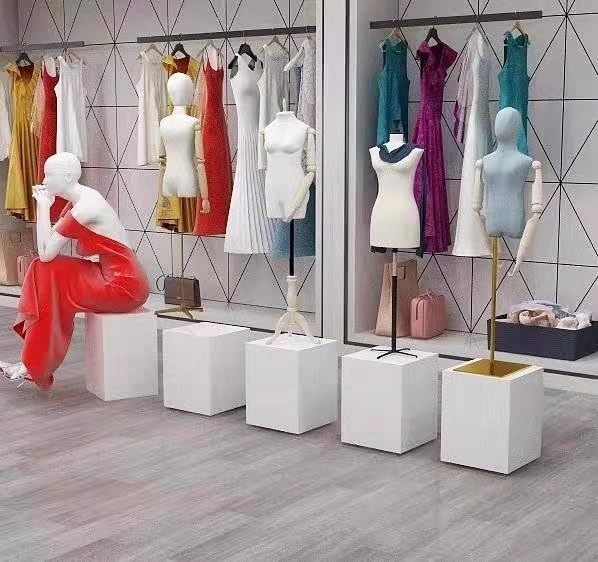 Vitrines de bijoux mises en valeur avec ce support carré blanc