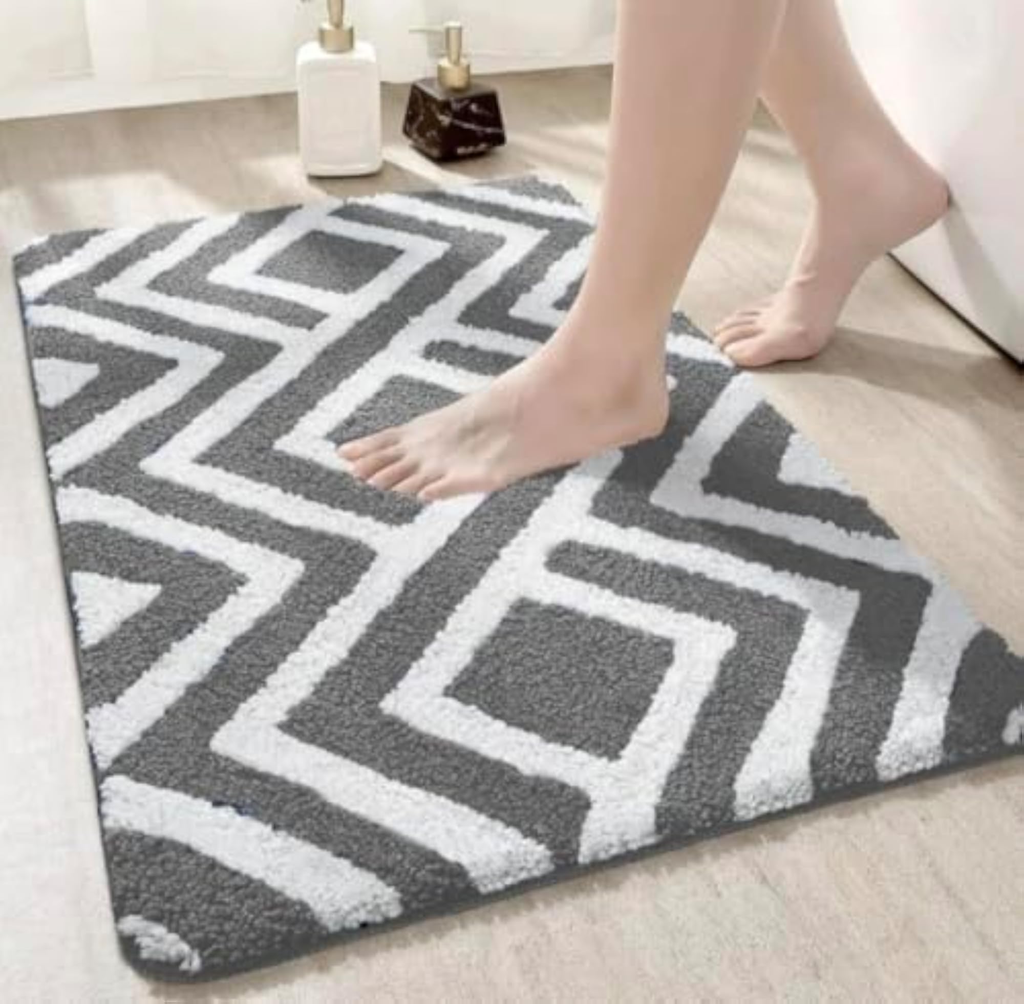 Bath Mat with Geometric Pattern, Soft Non-Slip Bathroom Rug, Grey
