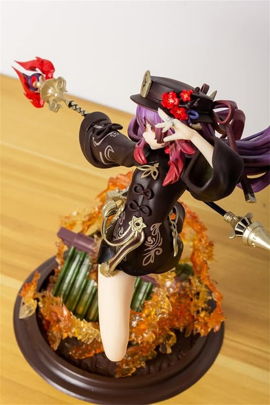 Figurki anime model statuetka - fioletowe długie włosy, pomarańczowe oczy, postać z gry, trzymająca broń, scena bitwy, otoczona efektami ognia pod stopami, waga 308 g, wysokość 16,5 cm-Z