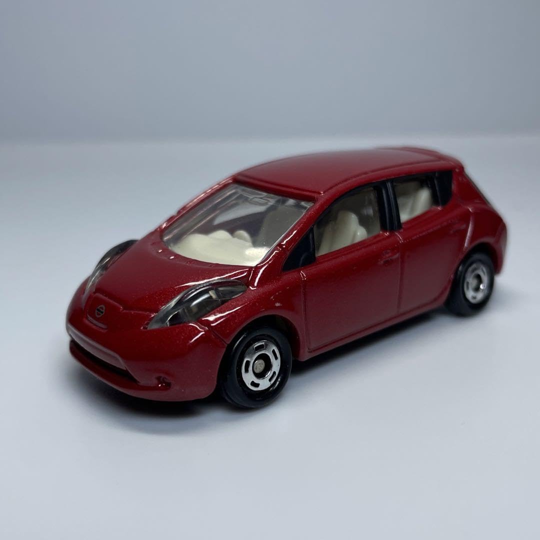トミカ Nissan LEAF スケール1/68 s-l400.jpg