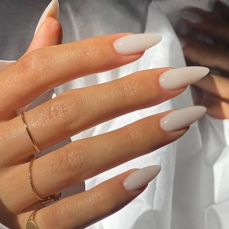 MouyouGlow Press on Nails Kurz,Almond Einfarbig Milchweiß Fake Nails Full Cover Kunstnägel mit Nagelkleber,Eckig Milky White Acryl Künstliche Fingernägel für Frauen & Mädchen
