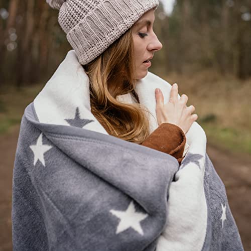 Ibena Atlanta Kuscheldecke 150x200 cm – Decke mit Sternenmuster, fröhliche Wohndecke aus hochwertiger Baumwollmischung, kuschelweich und angenehm warm