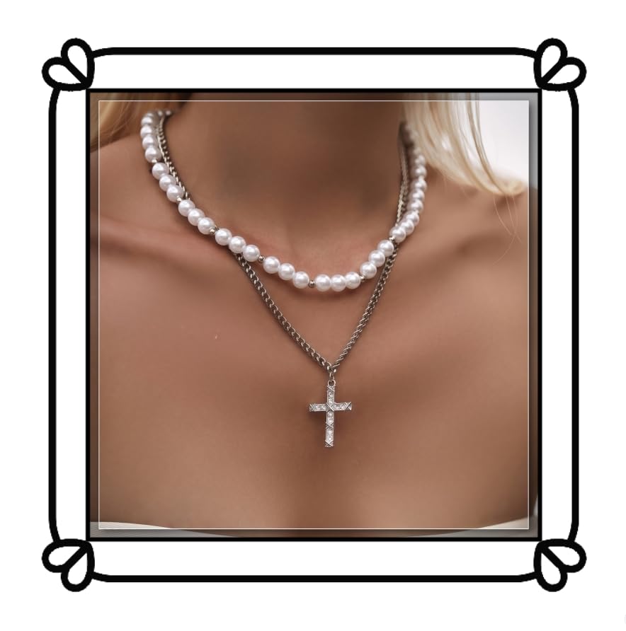 Collier croix perles blanches pour un look gothique chic