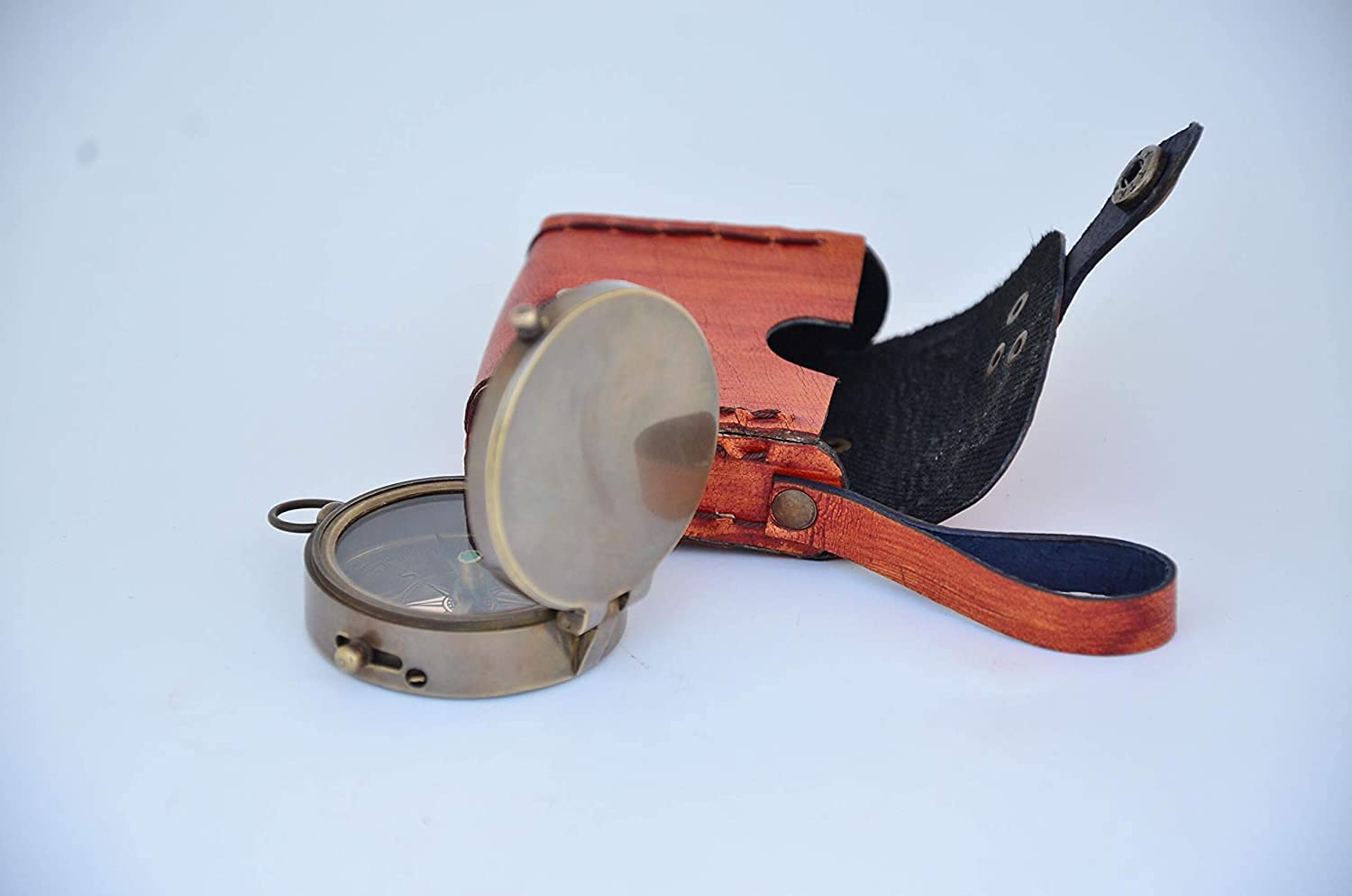 Brújula de latón hecha a mano con lazo superior para cadena, botón de brújula senderismo, camping, viajero y regalo antiguo brújula con funda de cuero rústico