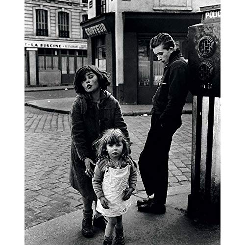 Draeger - Affiche Déco - Poster Artiste Robert Doisneau pour décorer Votre intérieur - Photo Noir Et Blanc en Papier satimat 350g - 24 x 30 cm (Les Enfants de la Place Hebert)