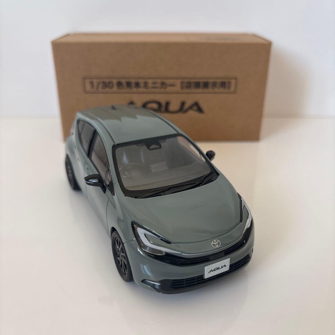 トヨタ 新型アクア 後期型 ミニカーカラーサンプル アーバンカーキ【非売品】 トヨタ 新型アクア 後期型 ミニカーカラーサンプル アーバンカーキ