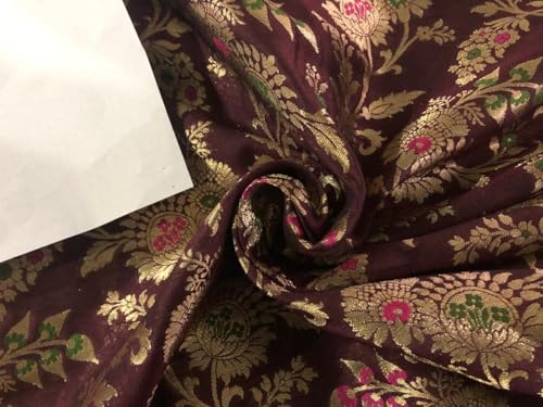 Brocart BRO948 à motif floral relief, tissu jacquard métallique bordeaux en laize de 111,8 cm