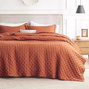Bedsure Queen Quilt Bedding Set – Soft Ultrasonic Full/Queen Quilt Set – Clover Bedspread Queen Size – Lightweight Bedding Coverlet for All Seasons (Includes 1 Red Orange Quilt, 2 Pillow Shams)