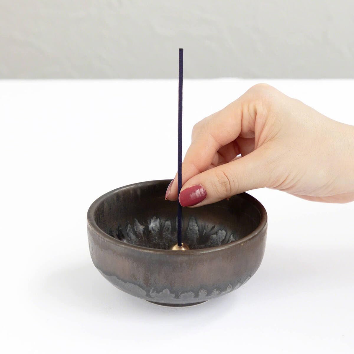 Asayu Japan Set Regalo Bastoncini a Basso Fumo e Portaincenso in Ceramica con Supporto in Ottone - Bastoncini di Incenso (Giardino Zen + Crisantemo Wagiku) + Portaincenso Tradizionale Zen Gift Set