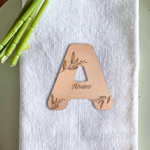 Amaisso® Letras de Madera Decorativas Marcasitios Boda con Iman   Detalles Boda para Invitados Nombres de Madera Personalizados para Decoracion de Mesa Originales en Bodas, Bautizo, Comunion (Letras)