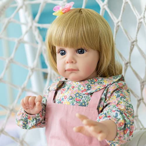 yuela 60CM Bebe Puppe Reborn Kleinkind Mädchen Maggie mit blonden Haaren Kuscheliges kleines Mädchen Puppe Hochwertiges Geschenk für Kinder – Bild 4