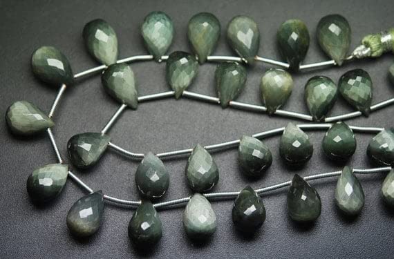 Gouttes œil de chat vert facettées contre les pierres ternes : donnez un éclat durable à vos bijoux