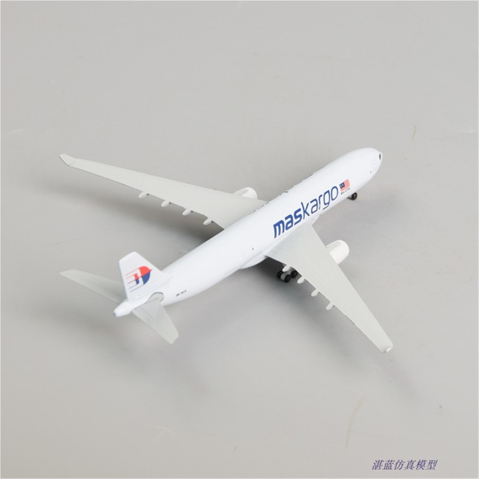 Repliki modeli samolotów Replika samolotów cywilnych w skali 1/400 20 cm Malaysia Airlines dla modelu samolotu Airbus 330 do wyświetlania lotniczego Miniaturowy model samolotu