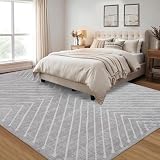 LuxFocus Waschbarer Teppich 160x230 cm, Großer Wohnzimmerteppich mit symmetrischem geometrischem Design, Rutschfester Kurzflor-Teppich für Moderne Esszimmer & Schlafzimmer, Hellgrau