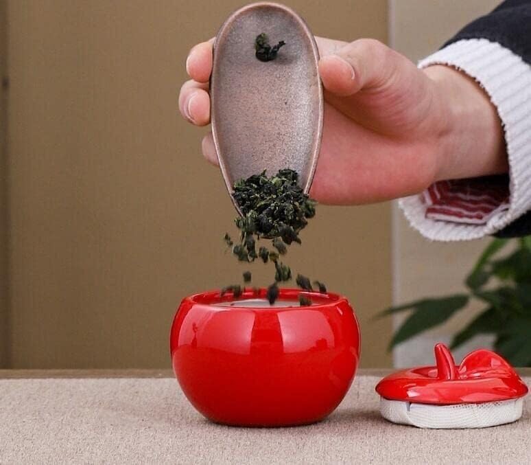 Pots à thé en forme de pomme pour une table de petit-déjeuner chaleureuse