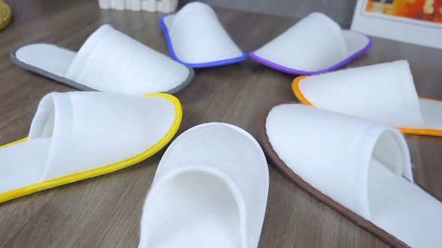 Set 20 Pantofole Ospiti In Peluche - Monouso Per Casa E Spa - Foto 4