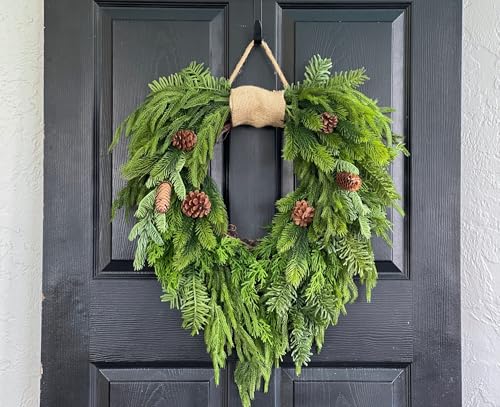 Couronne de Noël d'hiver avec cloche traditionnelle pour habillage de fenêtres