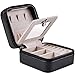 Produktbild LIFIS Schmuckkasten für Reise Klein Mini Schmuckaufbewahrung mit Einem Spiegel Schmuckschatulle Tragbare Leder Schmuckorganizer für Ringe Ohrringe Halskette Geschenke für Mädchen Frauen Schwarz